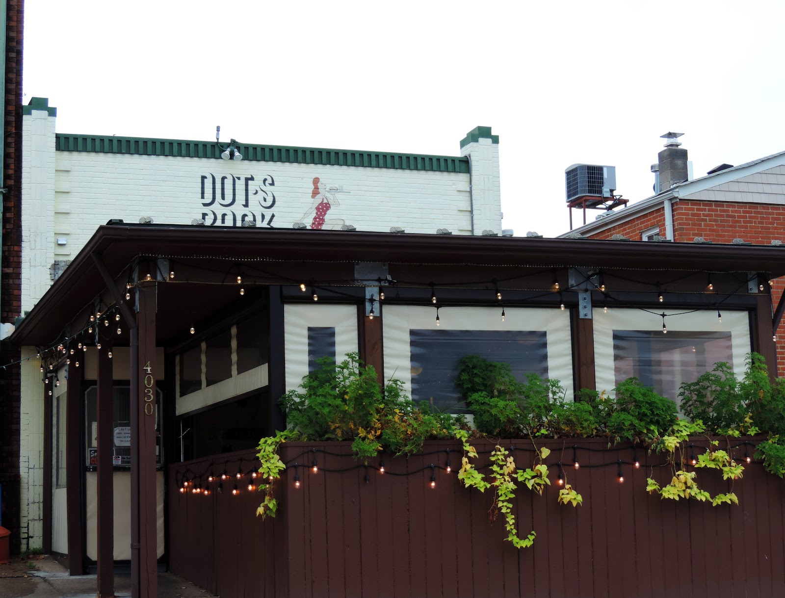 Dots Back Inn