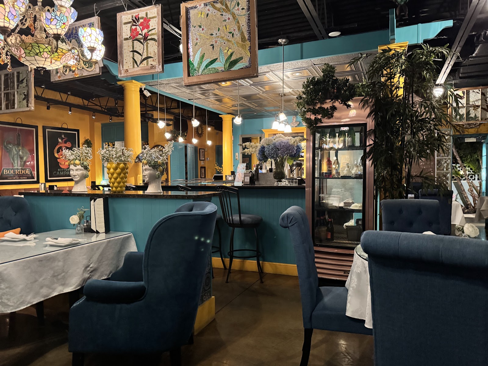 Belle & Maxwell's American /Italian restaurant